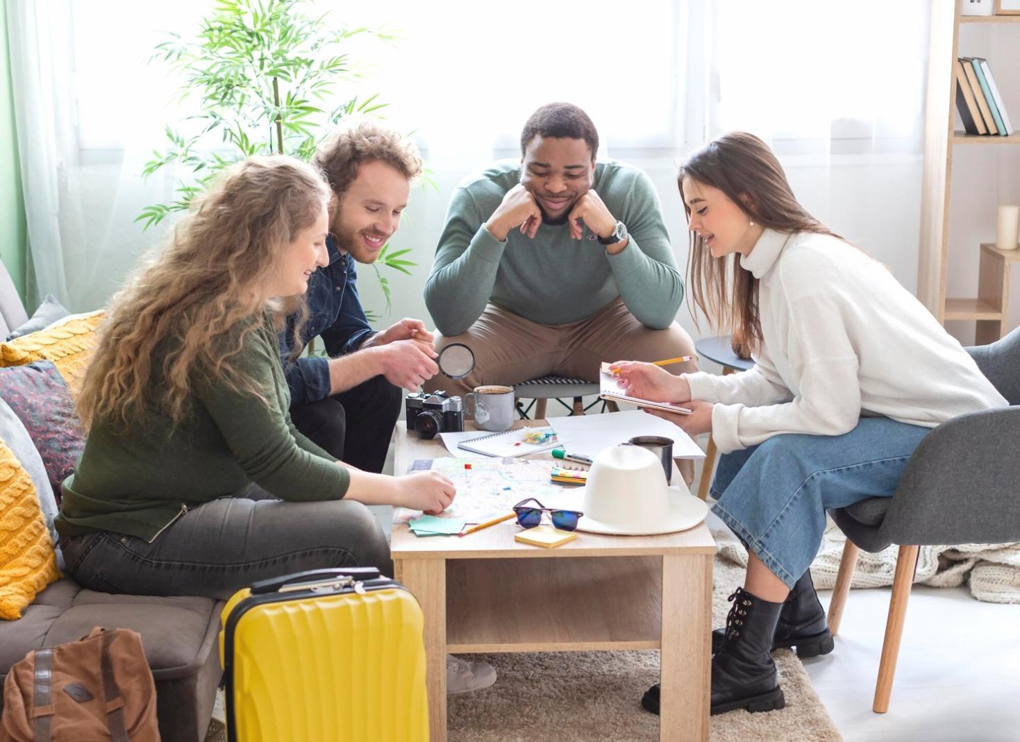 Equipo de velapornavia trabajando en el desarrollo de contenidos educativos financieros